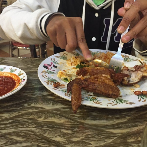 รูปภาพถ่ายที่ Restoran Nasi Kandar Subaidah โดย 🌹EllY . เมื่อ 9/10/2016
