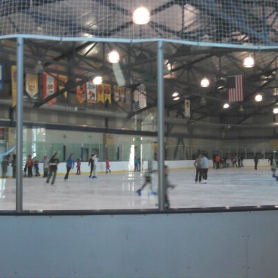 Foto diambil di Kroc Center Ice Arena oleh Zinaida C. pada 11/21/2012