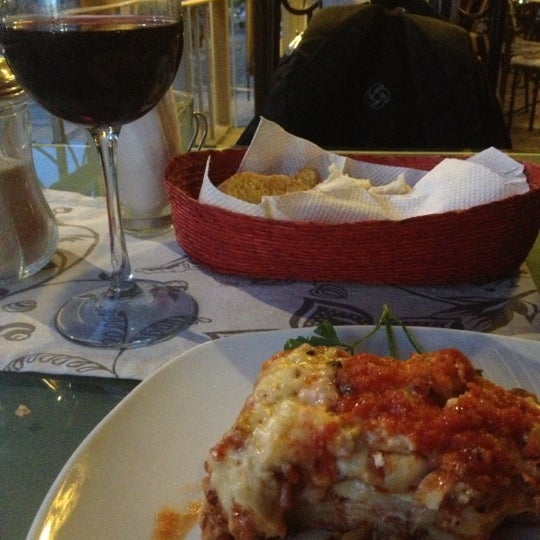 Foto diambil di Greta Caffe &amp; Italian Cuisine oleh Ricardo M. pada 11/9/2012