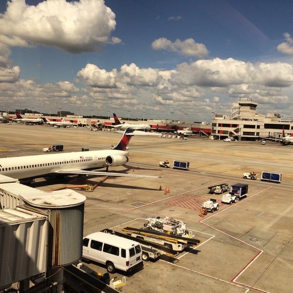 8/12/2016 tarihinde Jennifer-Lyn T.ziyaretçi tarafından Atlanta Hartsfield–Jackson Uluslararası Havalimanı (ATL)'de çekilen fotoğraf