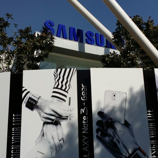 3/11/2014 tarihinde Robert K.ziyaretçi tarafından Samsung Experience Store'de çekilen fotoğraf