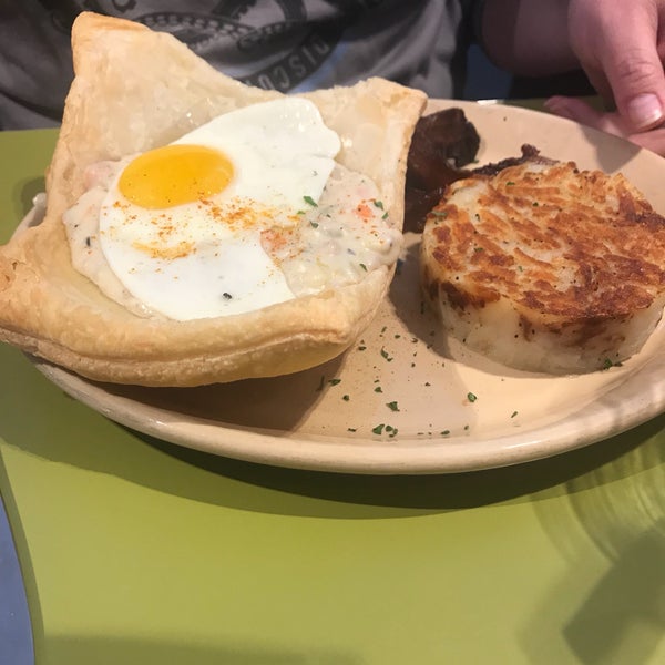 Photo taken at Snooze, an A.M. Eatery by Geo s. on 4/22/2018