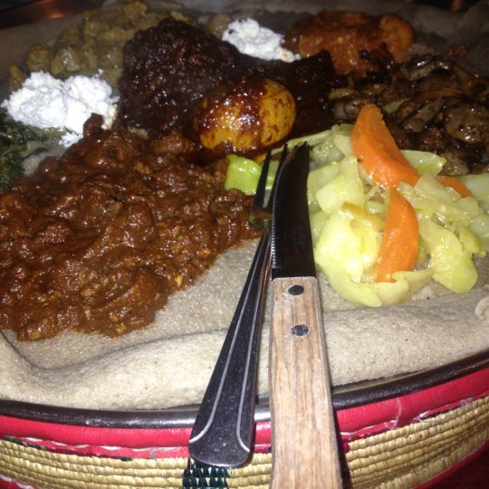 3/28/2013 tarihinde Lorien S.ziyaretçi tarafından Bete Ethiopian Cuisine &amp; Cafe'de çekilen fotoğraf