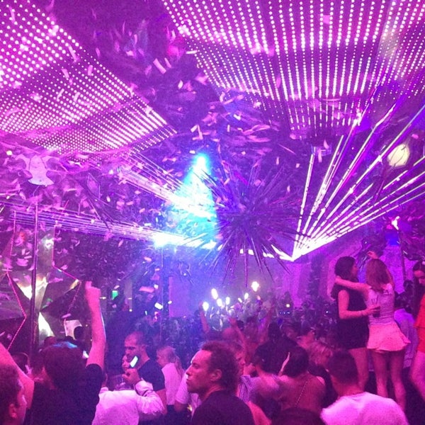 รูปภาพถ่ายที่ SET Nightclub โดย Juan P. เมื่อ 7/8/2013