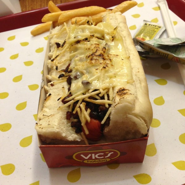 Das Foto wurde bei Vic&#39;s Hot Dog Gourmet von Mariana C. am 7/26/2013 aufgenommen