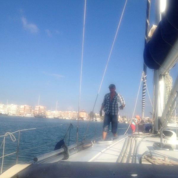 9/22/2013 tarihinde Eugenia D.ziyaretçi tarafından Puerto Deportivo Marina Salinas'de çekilen fotoğraf