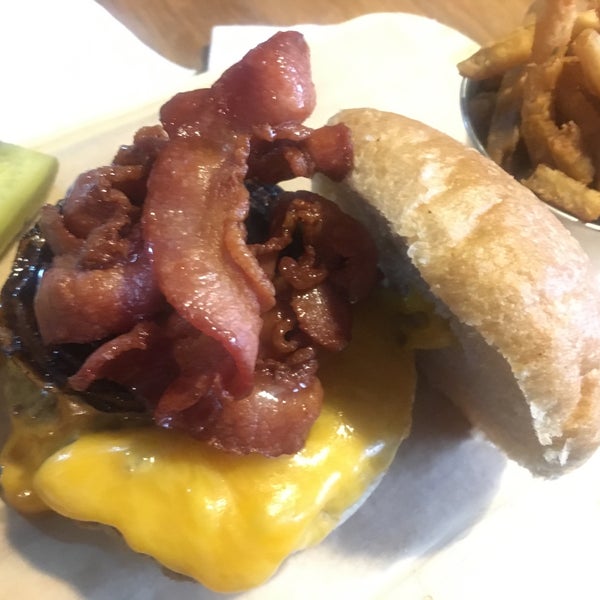 Снимок сделан в Smokey&#39;s Burger House пользователем Chantal O. 3/24/2017