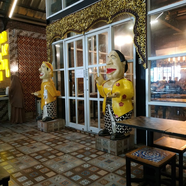 Ayam Kremes Kraton Tebet Rectangle Circle