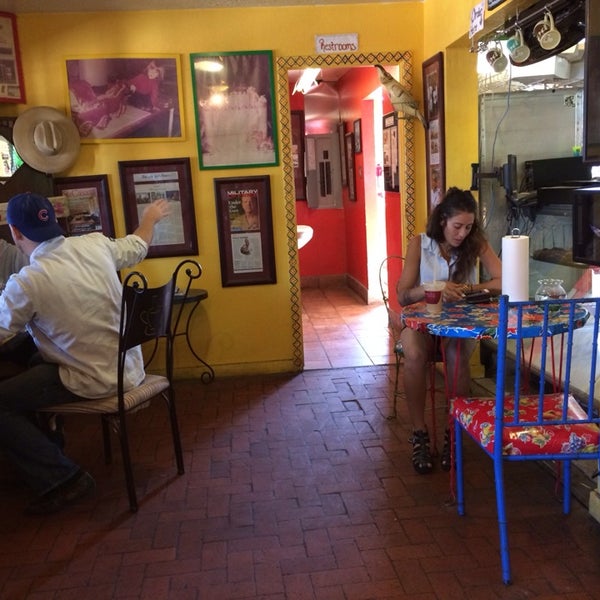 รูปภาพถ่ายที่ Golden Crown Panaderia โดย Monika เมื่อ 5/28/2014