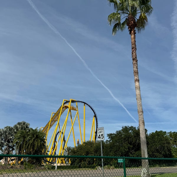 Foto diambil di Busch Gardens Tampa Bay oleh Samara G. pada 10/22/2023