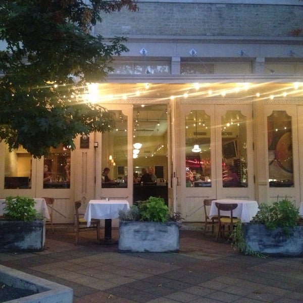 10/5/2013にMel A.がAnnies Café &amp; Barで撮った写真