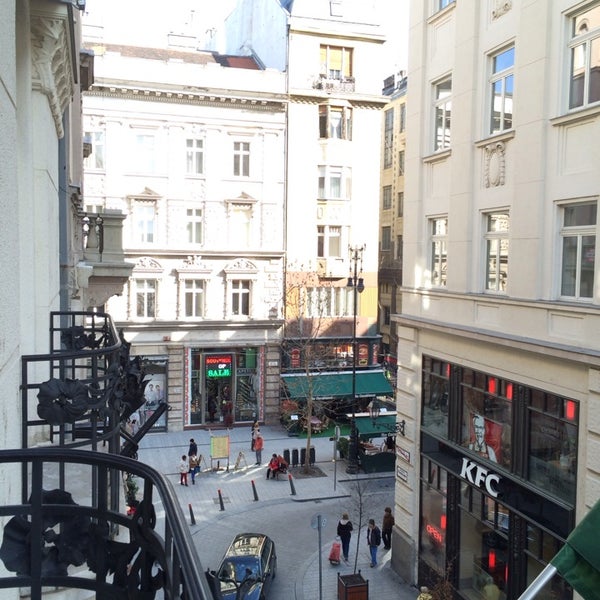 รูปภาพถ่ายที่ La Prima Fashion Hotel Budapest โดย Irina S. เมื่อ 3/6/2014