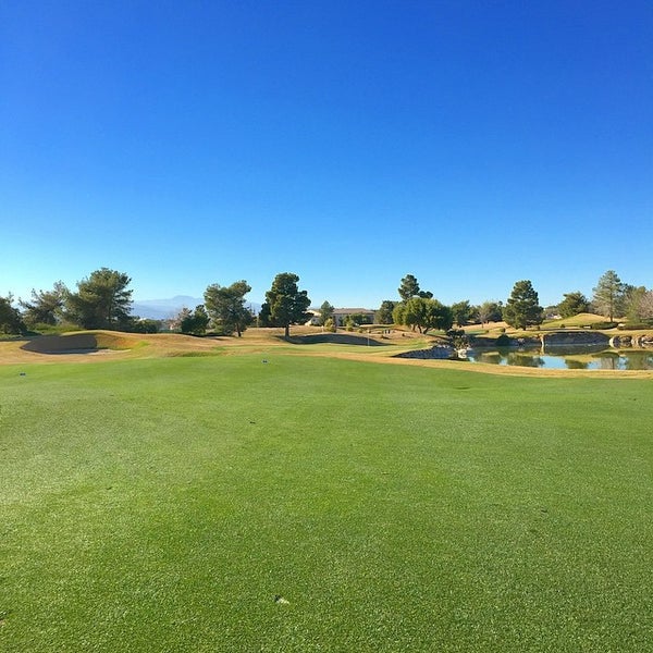 Foto scattata a Desert Pines Golf Club and Driving Range da Erik F. il 2/19/2015