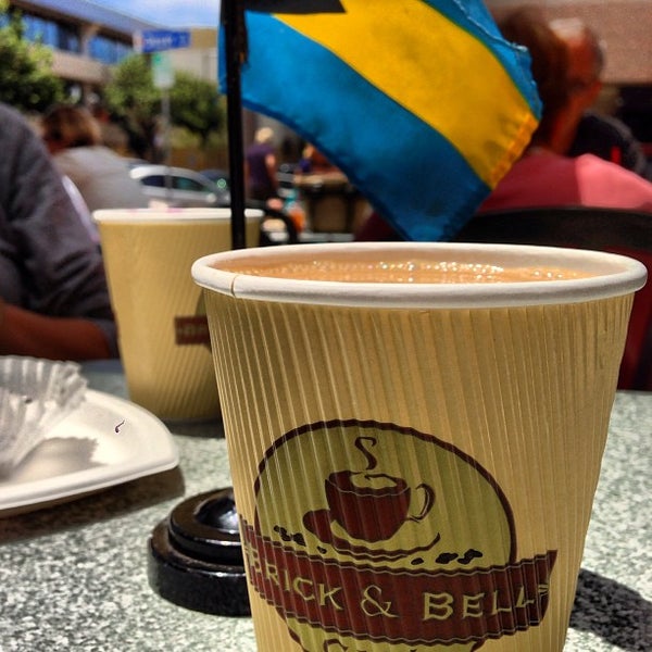 Foto scattata a Brick &amp; Bell Cafe - La Jolla da Vino V. il 8/8/2013