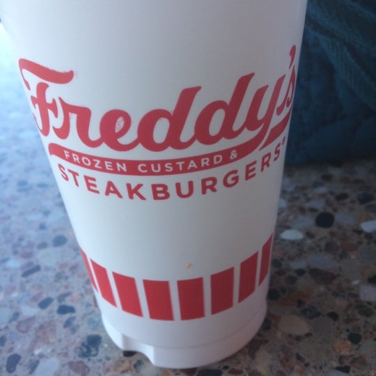 Снимок сделан в Freddy&#39;s Frozen Custard &amp; Steakburgers пользователем Lacey G. 11/5/2012