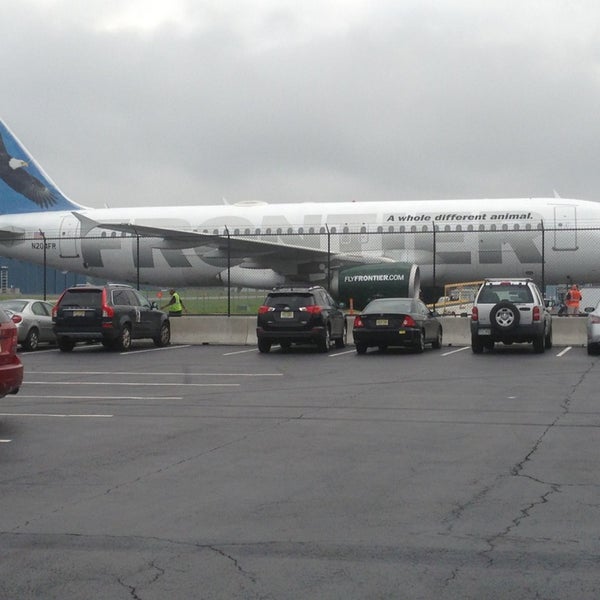 รูปภาพถ่ายที่ Wilmington Airport โดย John S. เมื่อ 7/13/2013