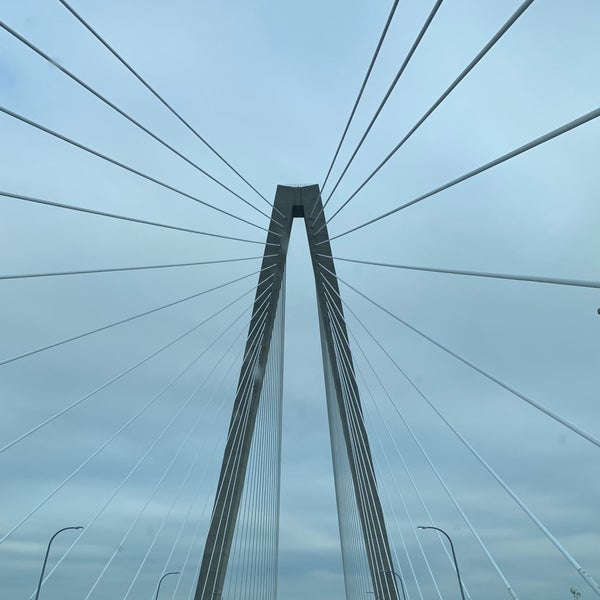 Foto diambil di Arthur Ravenel Jr. Bridge oleh RobH pada 10/27/2022