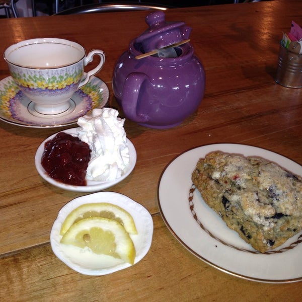 Foto diambil di The Cafe at Thistle Farms oleh Rachel G. pada 7/16/2013