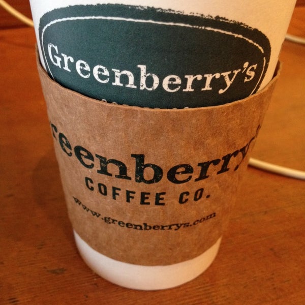 Photo prise au Greenberry&#39;s Coffee &amp; Tea par Robert D. le10/11/2013