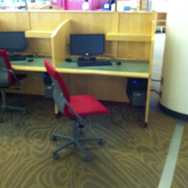 Foto tomada en CMU Park Library  por Taylor P. el 12/6/2012