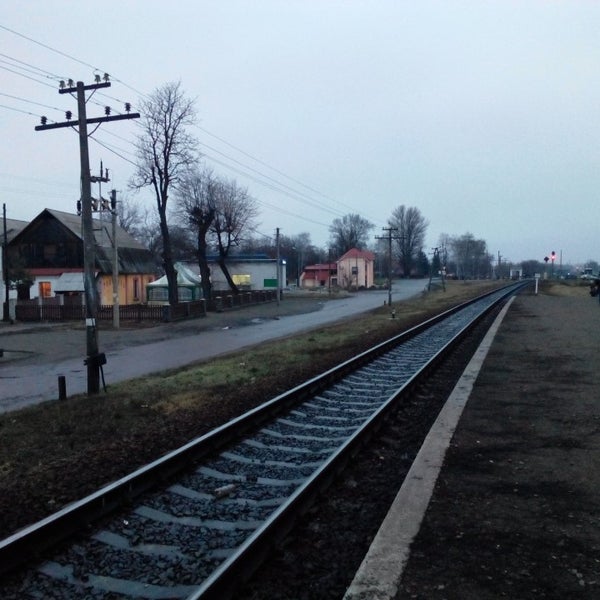 фото железнодорожной станции с мостом. вокзал берлин хауптбанхоф. железнодорожный вокзал в берлине. центральная платформа. центральная платформа.