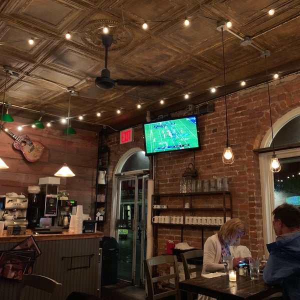 Снимок сделан в Sidewalk Bar &amp; Restaurant пользователем Zach C. 10/12/2018