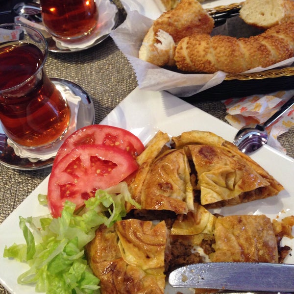 Das Foto wurde bei Güllüoğlu Baklava &amp; Cafe von Özgür Ç. am 2/13/2016 aufgenommen