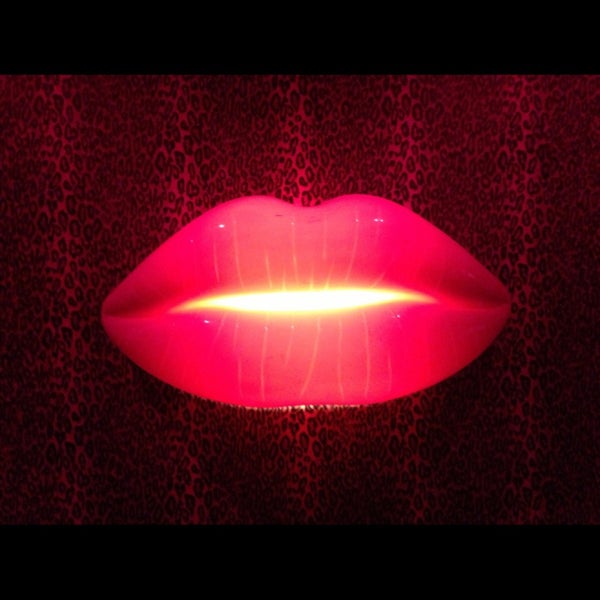 Foto scattata a Lips Drag Queen Show Palace, Restaurant &amp; Bar da Özgür Ç. il 2/13/2016