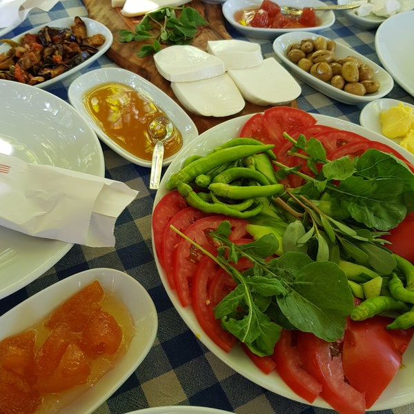 Foto diambil di Derin Bahçe Restaurant oleh Canan🌸 pada 8/22/2017