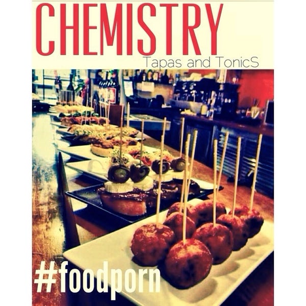 Das Foto wurde bei Chemistry Tapas &amp; Tonics von william d. am 1/15/2014 aufgenommen