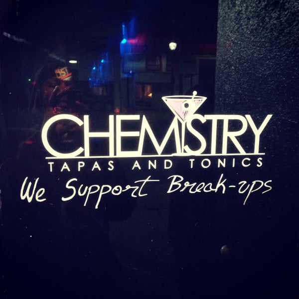 Das Foto wurde bei Chemistry Tapas &amp; Tonics von william d. am 4/11/2013 aufgenommen