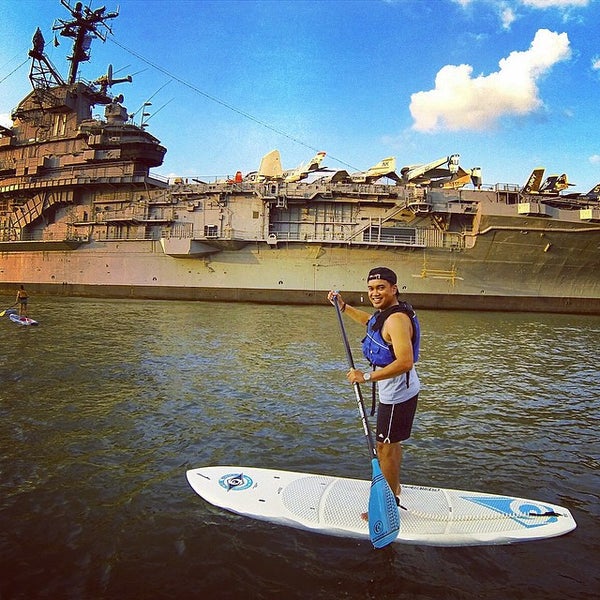 Foto tirada no(a) Manhattan Kayak + SUP por Andriyanto S. em 9/6/2014