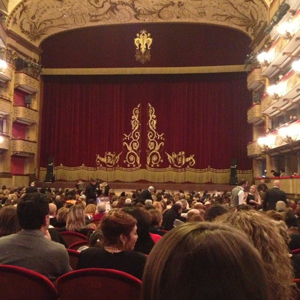 Foto tirada no(a) Teatro Verdi por Valentina R. em 12/28/2012