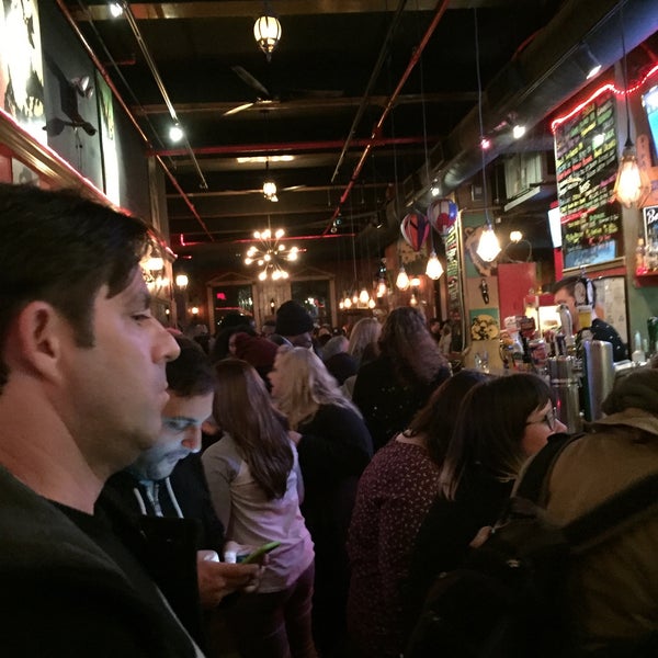 Foto tirada no(a) Pioneers Bar por Gwen N. em 12/5/2015