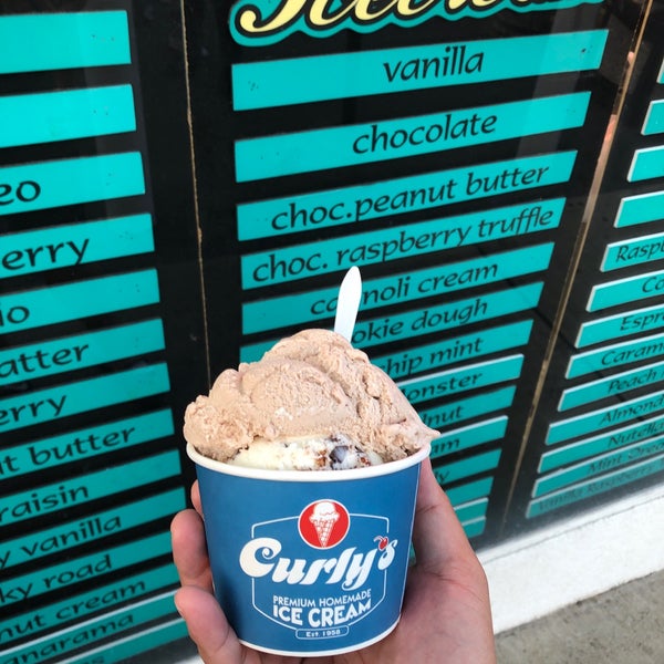 Foto diambil di Curly&#39;s Ice Cream &amp; Frozen Yogurt oleh Mark P. pada 9/1/2019