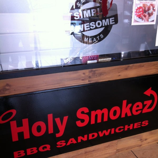 Foto tomada en Holy Smokez BBQ Sandwiches  por Jess F. el 12/19/2012
