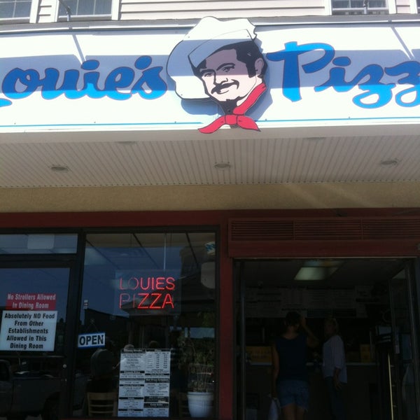 9/6/2013にTimothy C.がLouie&#39;s Pizzaで撮った写真