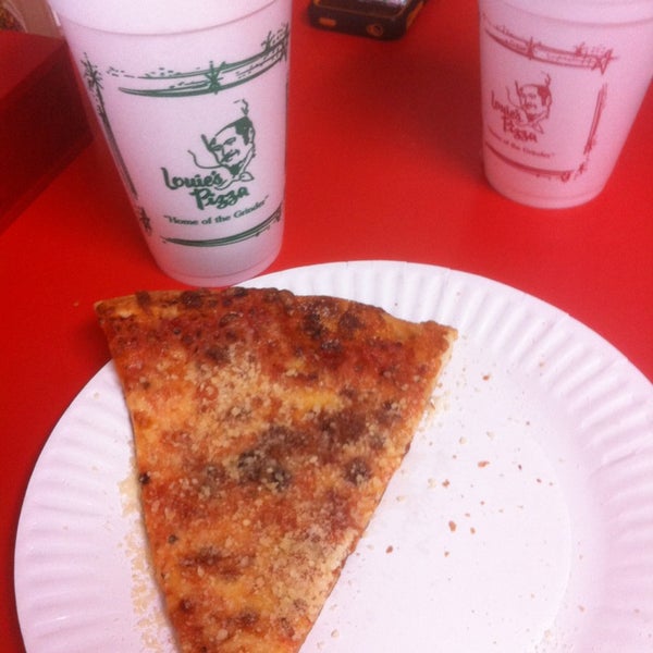 2/15/2013 tarihinde Timothy C.ziyaretçi tarafından Louie&#39;s Pizza'de çekilen fotoğraf