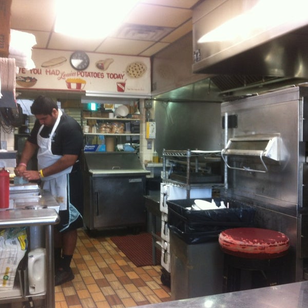 1/18/2013 tarihinde Timothy C.ziyaretçi tarafından Louie&#39;s Pizza'de çekilen fotoğraf