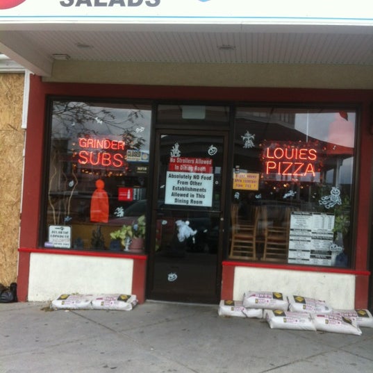 Foto diambil di Louie&#39;s Pizza oleh Timothy C. pada 10/30/2012