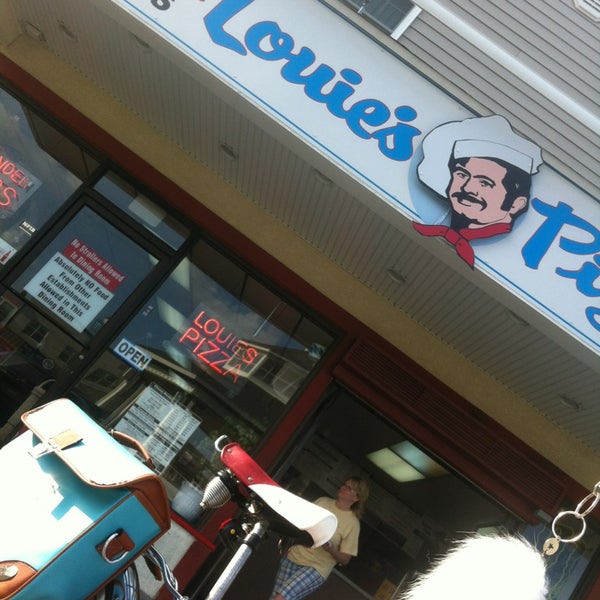 5/20/2013にTimothy C.がLouie&#39;s Pizzaで撮った写真