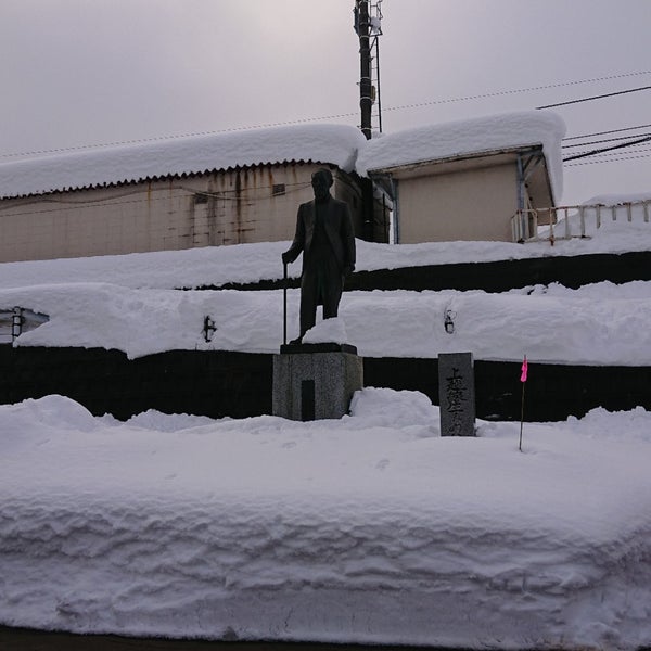 岡村貢 銅像