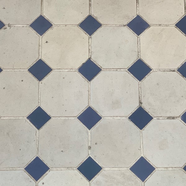 1914年創建当時の床 市松模様 タイル 千代田区の史跡