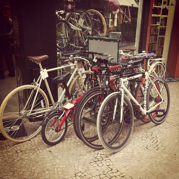Foto tirada no(a) Spokes Bike Shop por XJosyx L. em 3/22/2014