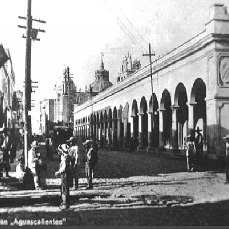 Construido en 1827 con motivo de la Feria de San Marcos se convirtió después en el primer centro comercial de Aguascalientes. Tal como lo observamos hoy en día es su tercera construcción.