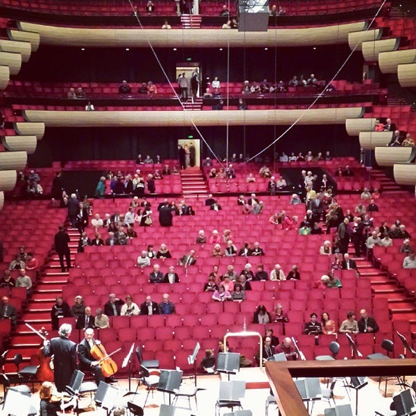 Foto diambil di Perth Concert Hall oleh Lucian T. pada 9/6/2013
