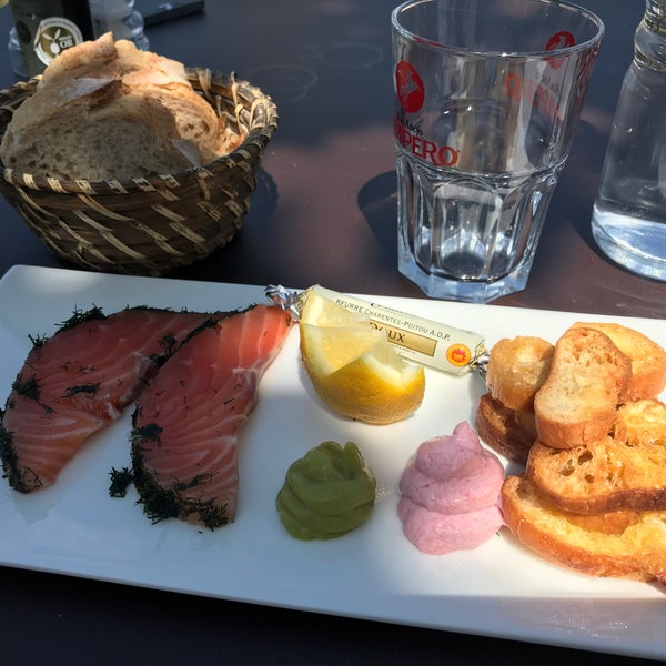 La vue est spectaculaire mais le service déplorable (Pas attentif). Service snack seulement après 14:30. Très cher! 18 EUR pour deux bouts de saumon.