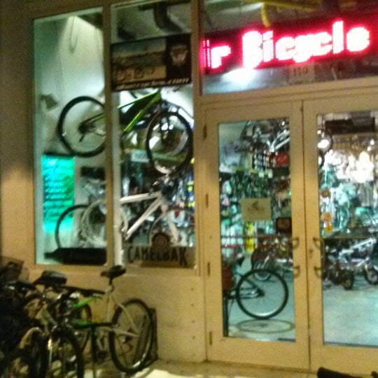 รูปภาพถ่ายที่ Miami Bike Shop.Co โดย Erik O. เมื่อ 1/11/2013