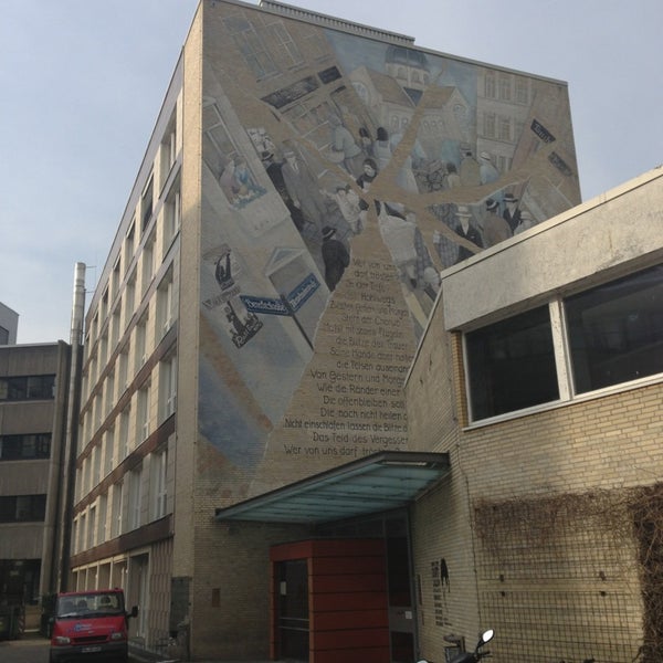 รูปภาพถ่ายที่ Universität Hamburg โดย Alev S. เมื่อ 3/7/2013