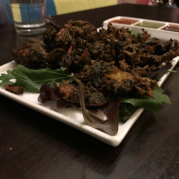 Снимок сделан в Moksha Indian Cuisine of Bellevue пользователем Rohit K. 2/11/2017